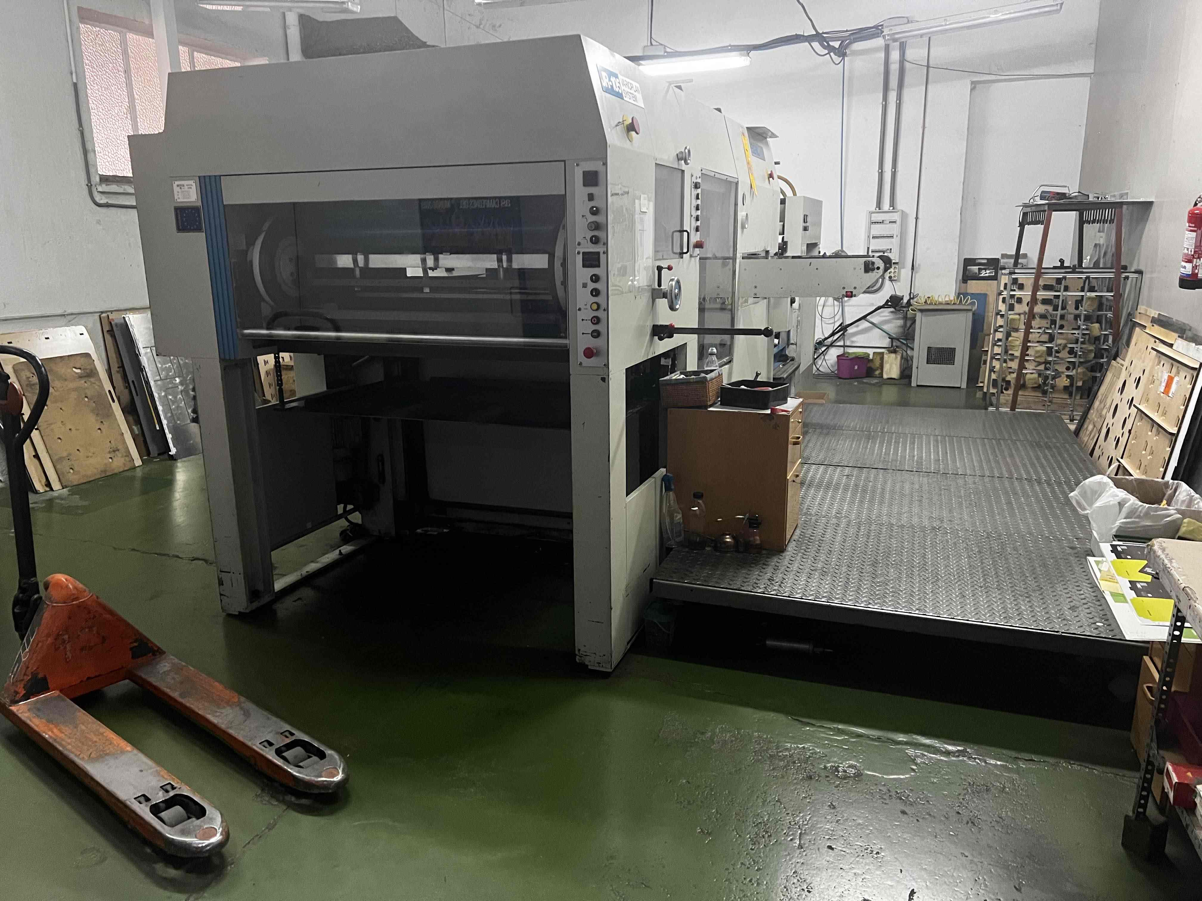 Máquina de laminado o prensa de gran formato con transpaleta