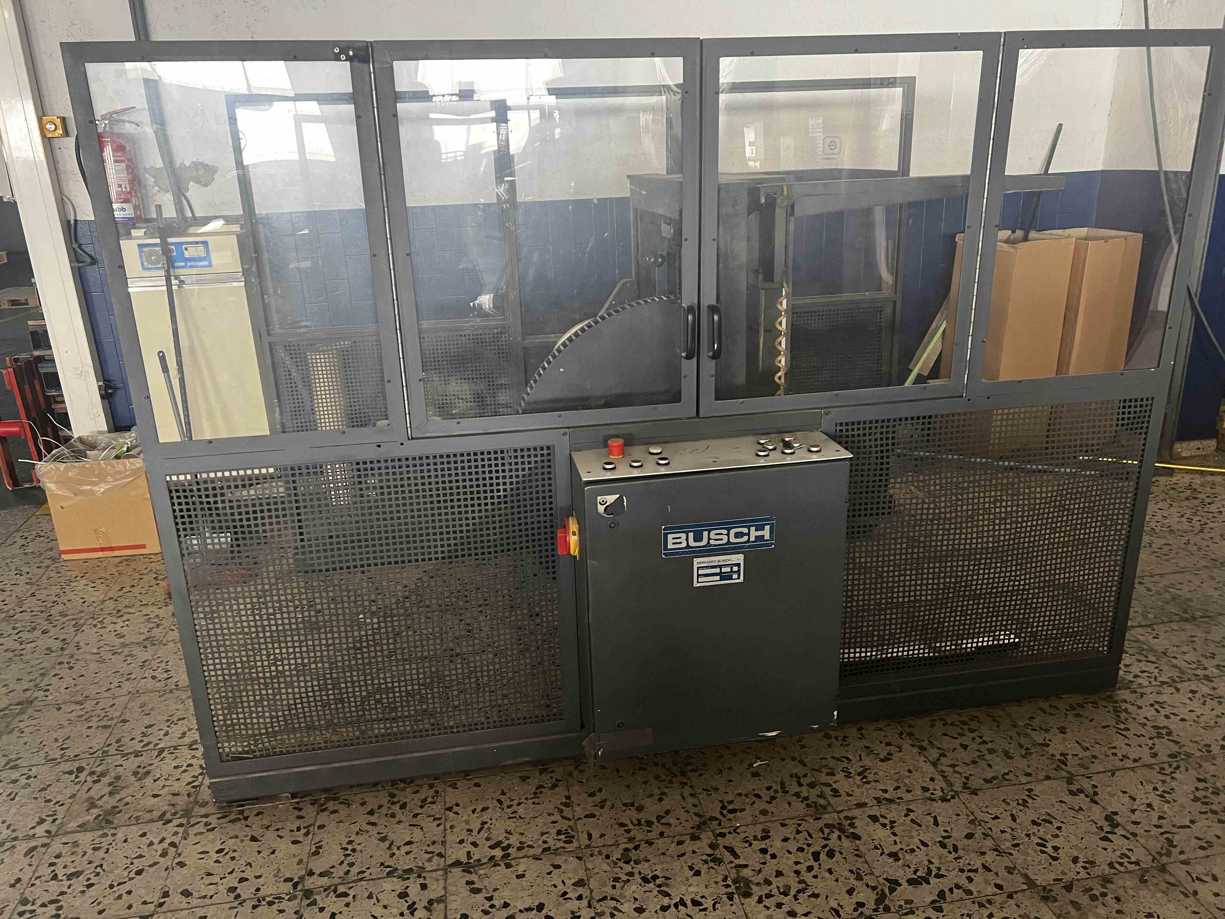 Máquina industrial Busch con cerramiento de seguridad